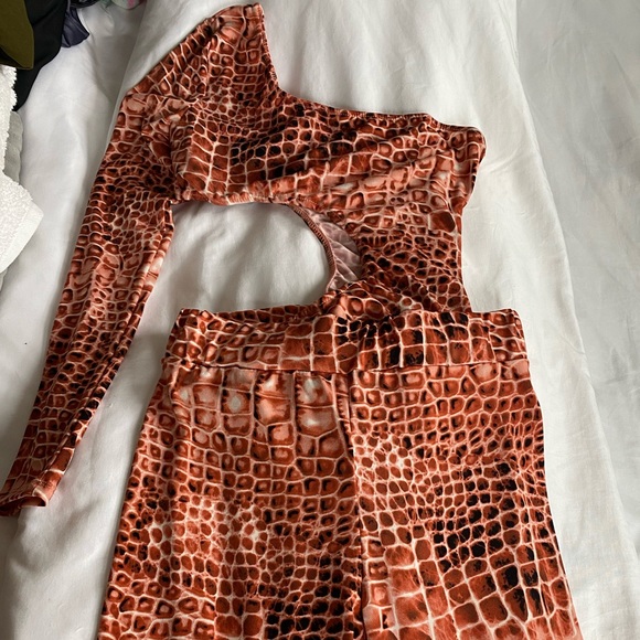 Two piece set - Picture 2 of 2